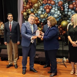 Gazeteci Özpolat'a Plaket