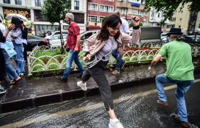 Göle Dönen Yollarda Vatandaslarin Yagmurla Imtihani