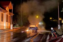 112 ACİL SERVİS - Gümüshane'de Park Halindeki Otomobil Cayir Cayir Yandi
