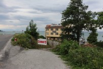 ZİYARETÇİLER - Iki Köy Anlasamadi, 812 Yasindaki Çinar Agacinin Yolu Trafige Kapatildi