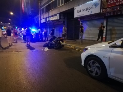 Izmir'de Motosiklet Otomobile Çarpti Açiklamasi 1'I Polis, 2 Yarali