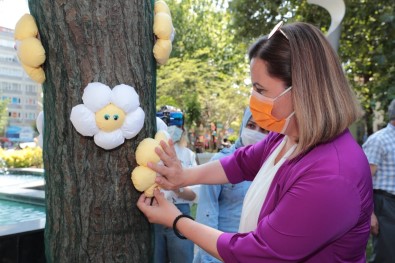 Kadinlarin El Emegi Ürünleri Agaçlarda Sergilendi