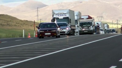 Kars'ta Otomobil Sarampole Devrildi Açiklamasi 1 Ölü, 4 Yarali