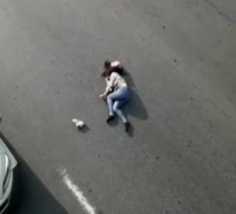 Küçükçekmece'de Üste Geçide Çikan Kadin Yola Atladi