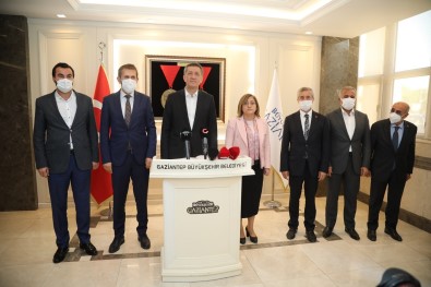 Milli Egitim Bakani Ziya Selçuk, Sahin'i Makaminda Ziyaret Etti