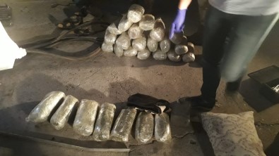 Minibüste 14 Kilo 670 Gram Esrar Ele Geçirildi