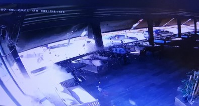 Otomobil Kaldirimdaki Yayalarin Arasina Daldi