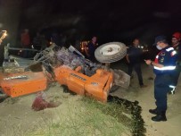 TAHKİKAT - Otomobil Traktöre Arkadan Çarpti Açiklamasi 5 Agir Yarali