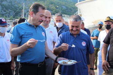 Protokolden Tüketimi Tesvik Için Izgarada, Dikeni Zehirli Aslan Baligi Ziyafeti