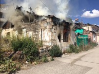 TAHKİKAT - Sarikamis'ta Metruk Evde Çikan Yangin Söndürüldü