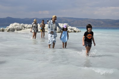 Suyu Çekilen Salda Gölü Kiyisina Yakin Adaya Yürüyerek Geçiyorlar