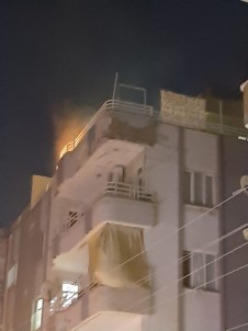 Tartistigi Esi Eve Dönmeyince Evini Yakip Iki Çocugunu Satirla Rehin Aldi