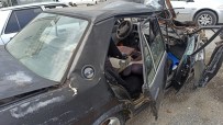JANDARMA - Traktör Römorkuna Çarpan Otomobil Paramparça Oldu Açiklamasi 1 Ölü, 2 Yarali