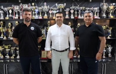 Turgutlu Belediyesi Kadin Voleybol Takimi'nda Ilk Imzalar Antrenörlerden