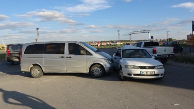 Usak'ta Minibüs Otomobille Çarpisti; 8 Yarali