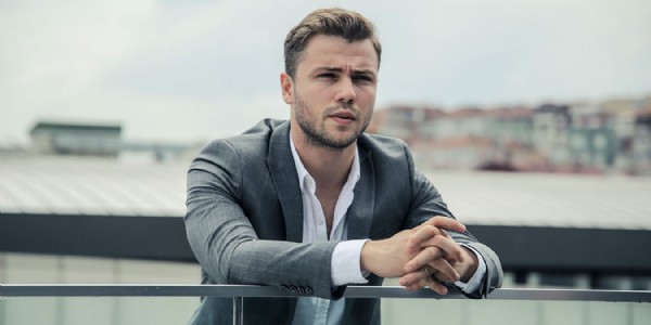 Tolga Sarıtaş Kimdir? Yolun Açık Olsun Filmi Konusu Nedir? Yolun Açık Olsun Filmi Oyuncuları Kimlerdir?