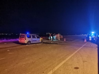 Izmir'de Iki Otomobilin Kafa Kafaya Çarpistigi Kazada Can Pazari Açiklamasi 1'I Agir 11 Yarali