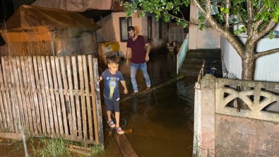 Dere Tasti, Kenarda Evi Olan 2 Aile Mahsur Kaldi