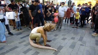 (ÖZEL) Taksim'de Amerikali Sokak Sanatçisina Yogun Ilgi