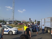 Balikesir'de Zincirleme Kazada Kamyonda Sikisan Sürücüyü Itfaiye Kurtardi