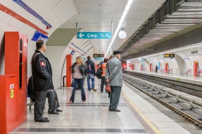 Izmir'de Metro Istasyonlarinda Ücretsiz Internet Dönemi Basladi