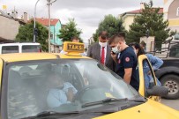 Kazaya Denk Gelen Vali, Panik Halindeki Yaraliyi Sakinlestirdi