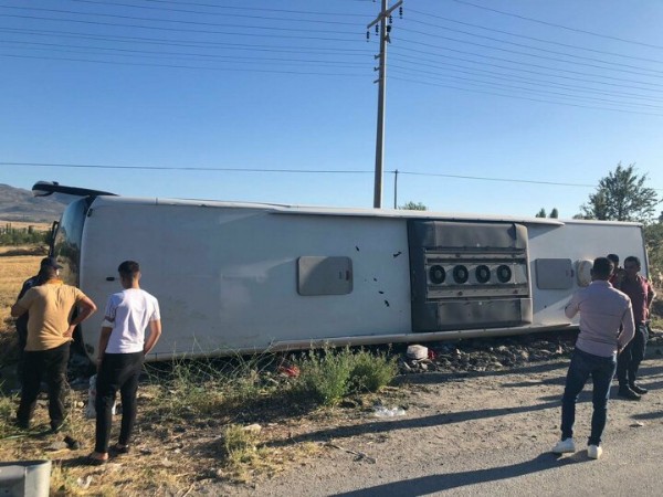 Uşak'ta yolcu otobüsü şarampole devrildi: 33 yaralı var