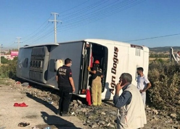 Uşak'ta yolcu otobüsü şarampole devrildi: 33 yaralı var