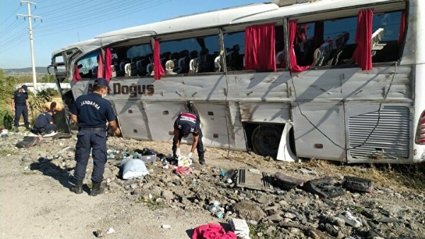 Uşak'ta yolcu otobüsü şarampole devrildi: 33 yaralı var