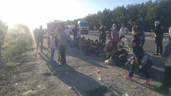 Uşak'ta yolcu otobüsü şarampole devrildi: 33 yaralı var