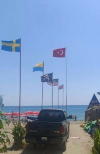 'Afgan mülteciler Alanya plajında bayrak astı' iddiasına ilişkin valilik gerçeği açıkladı