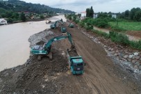 Arhavi'de Yasanan Selde Tasan Kabisre Deresi'nde Taskin Önlemleri Aliniyor