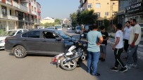 Çarptigi Otomobilin Üzerinden Takla Atan Kasksiz Motosikletli Yaralandi