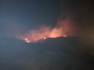Çesme'de Eski Çöplük Alaninda Çikan Yangin Kontrol Altinda