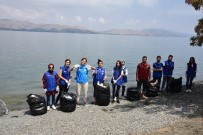 Gönüllü Gençler, Hazar Gölü Çevresini Temizledi