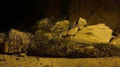 Karabük-Yenice Karayolunda Heyelan, Ulasim Çift Tarafli Kapandi