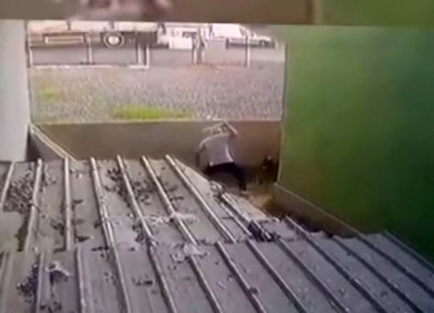 (Özel) Atasehir'de Gözü Dönen Saldirgan Köpegi Sopa Ile Dövdü