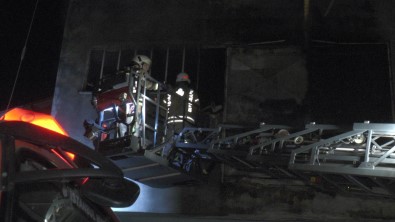 Pendik'te Dusa Kabin Imalathanesinde Korkutan Yangin