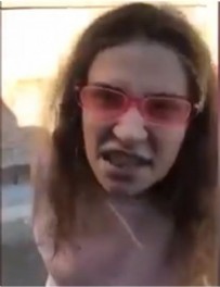 Ünlü şarkıcıdan iğrenç hareket! Önce tükürdü sonra küfür etti!