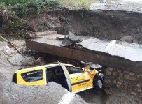 Sel Nedeniyle Heyelan Meydana Geldi, Araçlar Agir Hasar Aldi