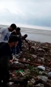 Selde Mahsur Kalan Köpegi El Ele Zincir Yaparak Kurtardilar