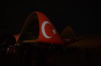 Türkiye'ye Destek Amaciyla Haydar Aliyev Merkezi'ne Türk Bayragi Silüeti Yansitildi