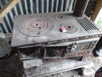 Yanan Yasli Kadini Kardesi Kurtardi