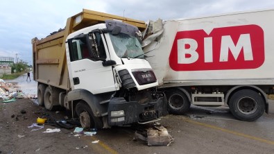 Yerinden Çikan Tirin Dorsesi Kamyonla Çarpisti Açiklamasi 1 Ölü