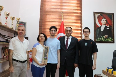 Baskan Yilmaz'dan Ikiz Kardeslerin YKS Basarilarina Ödül