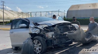 Duble Yolda Iki Otomobil Çarpisti Açiklamasi 2'Si Çocuk 3 Yarali