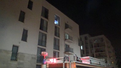 Evini Atese Verdi, Kapiyi Kilitleyip Gitti