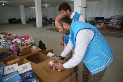 Oyuncak Bebegini Ve Tokalarini Yangindan Etkilenen Çocuklara Gönderdi