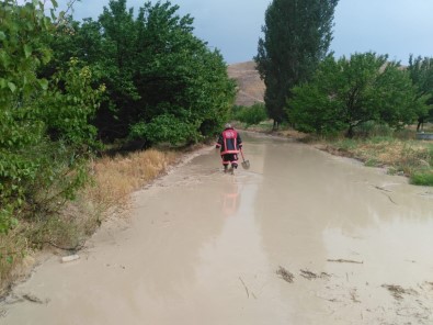 Sel Yolu Araç Trafigine Kapatti