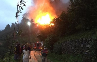 Trabzon'un Çaykara Ilçesindeki Yangin Panige Neden Oldu
